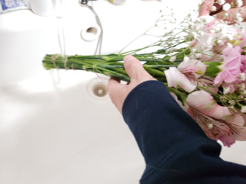 届いたお花に関しては保水材がついているのでしっかり洗い流して花瓶に入れましょう。